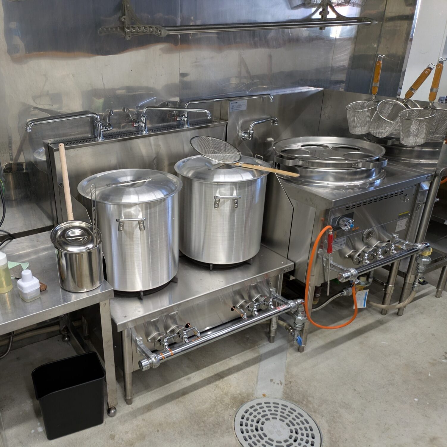 厨房機器の搬入工事