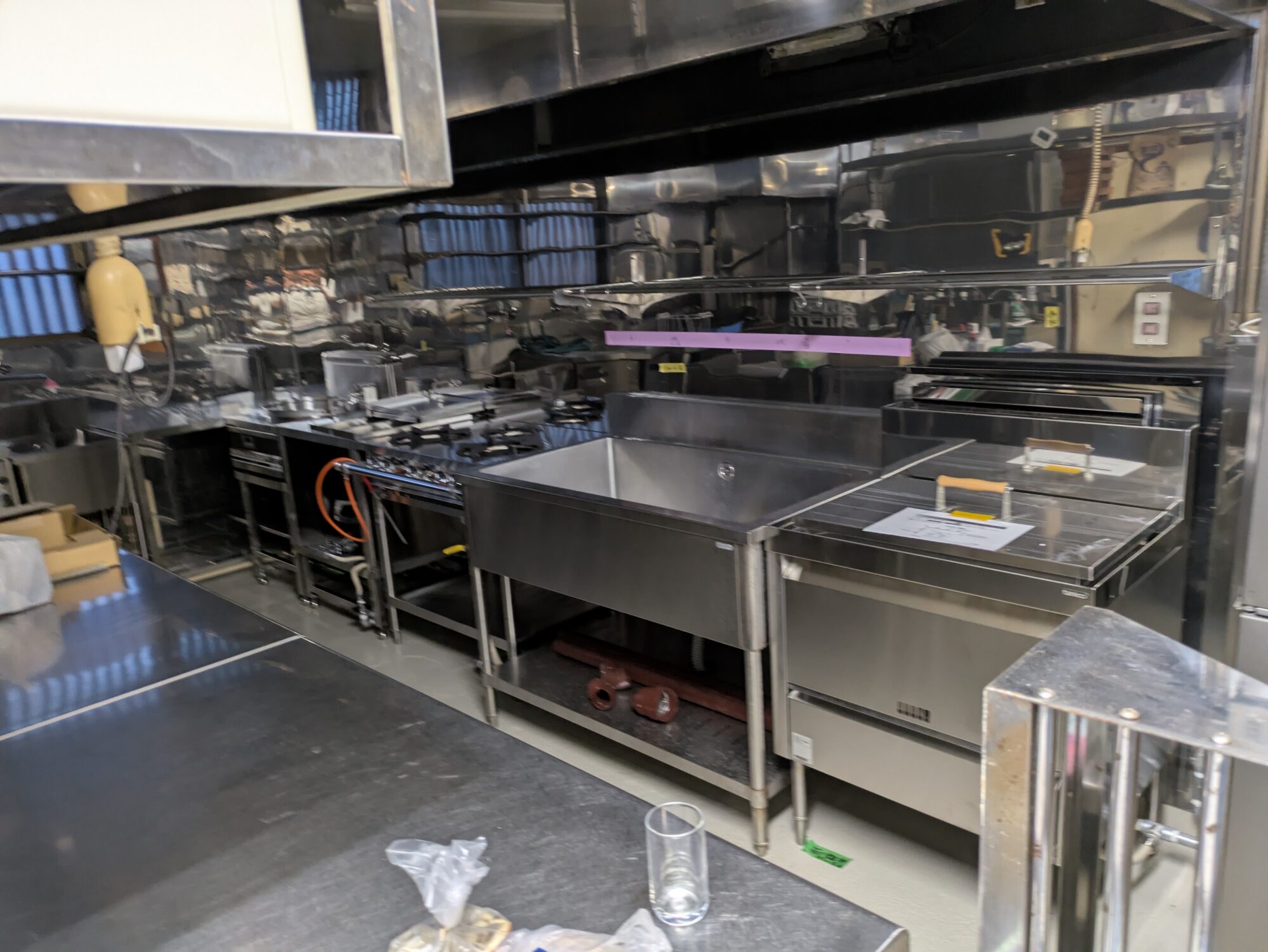 厨房機器の搬入工事